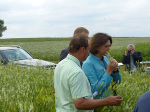 Ilse Aigner besichtigt Anbauflächen für Biogas-Saatgut Ilse Aigner besichtigt Biogas-Flächen